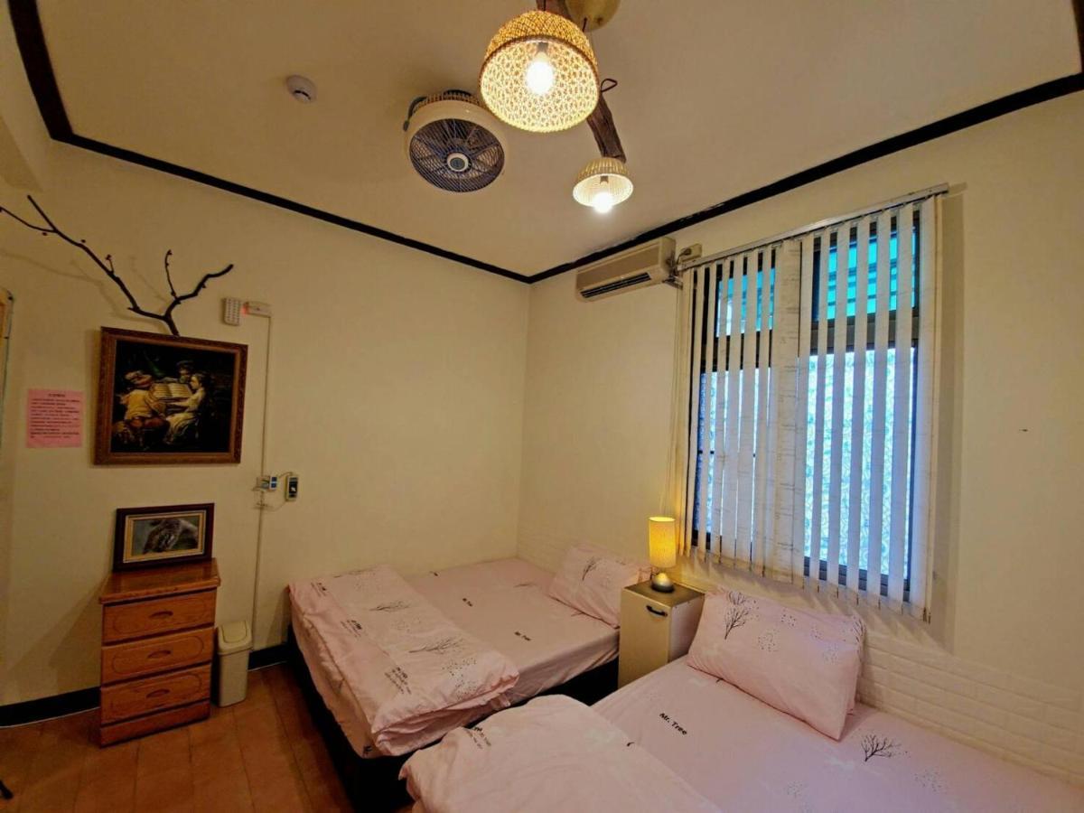 Xincun Seed Homestay Tainan Extérieur photo